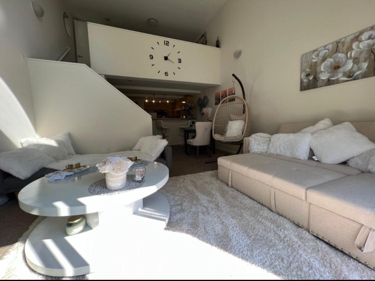 Cozy Downtown Condo Retreat With Space Needle View Seattle Exterior photo